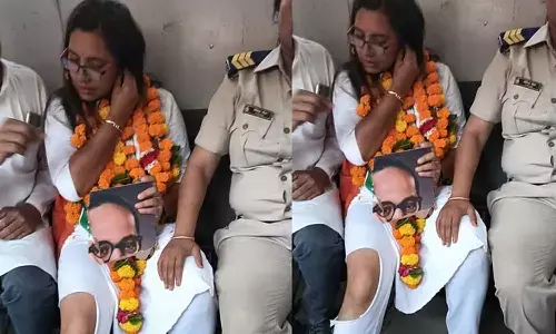 MP Election 2023: डिप्टी कलेक्टर निशा बांगरे व पुलिस के बीच झूमाझटकी, फट गए कपड़े, पुलिस ने हिरासत में लिया