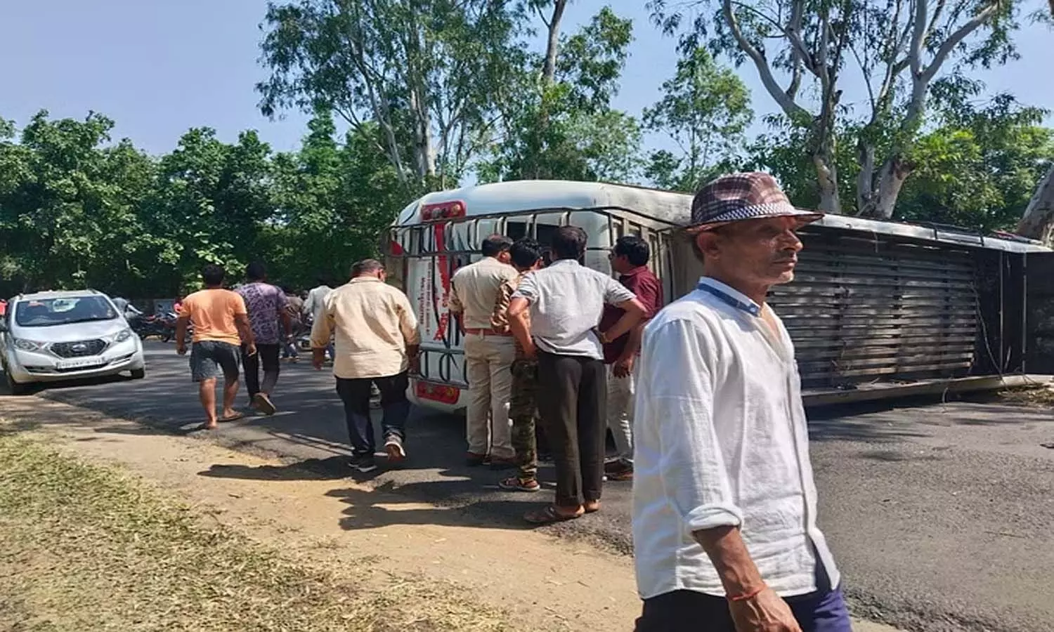 शहडोल में अनियंत्रित होकर पलट गई बस, 15 यात्री घायल, महिला की हालत नाजुक