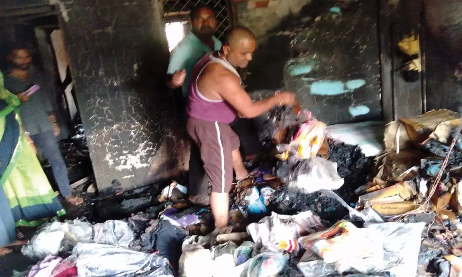 दुकान में भड़की आग से लाखों का सामान जलकर हुआ खाक, मऊगंज जिले की घटना