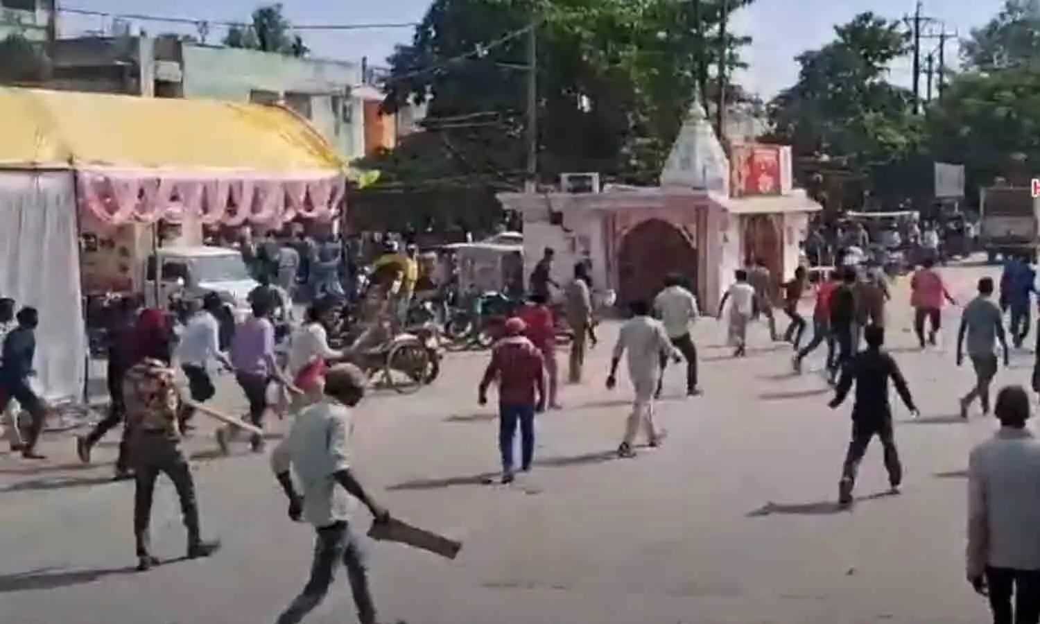 रीवा में मजदूर को चाकू घोंपने के बाद मचा बवाल, श्रमिकों और पुलिस के बीच जमकर चले लाठी डंडे, वाहनों को फूंका
