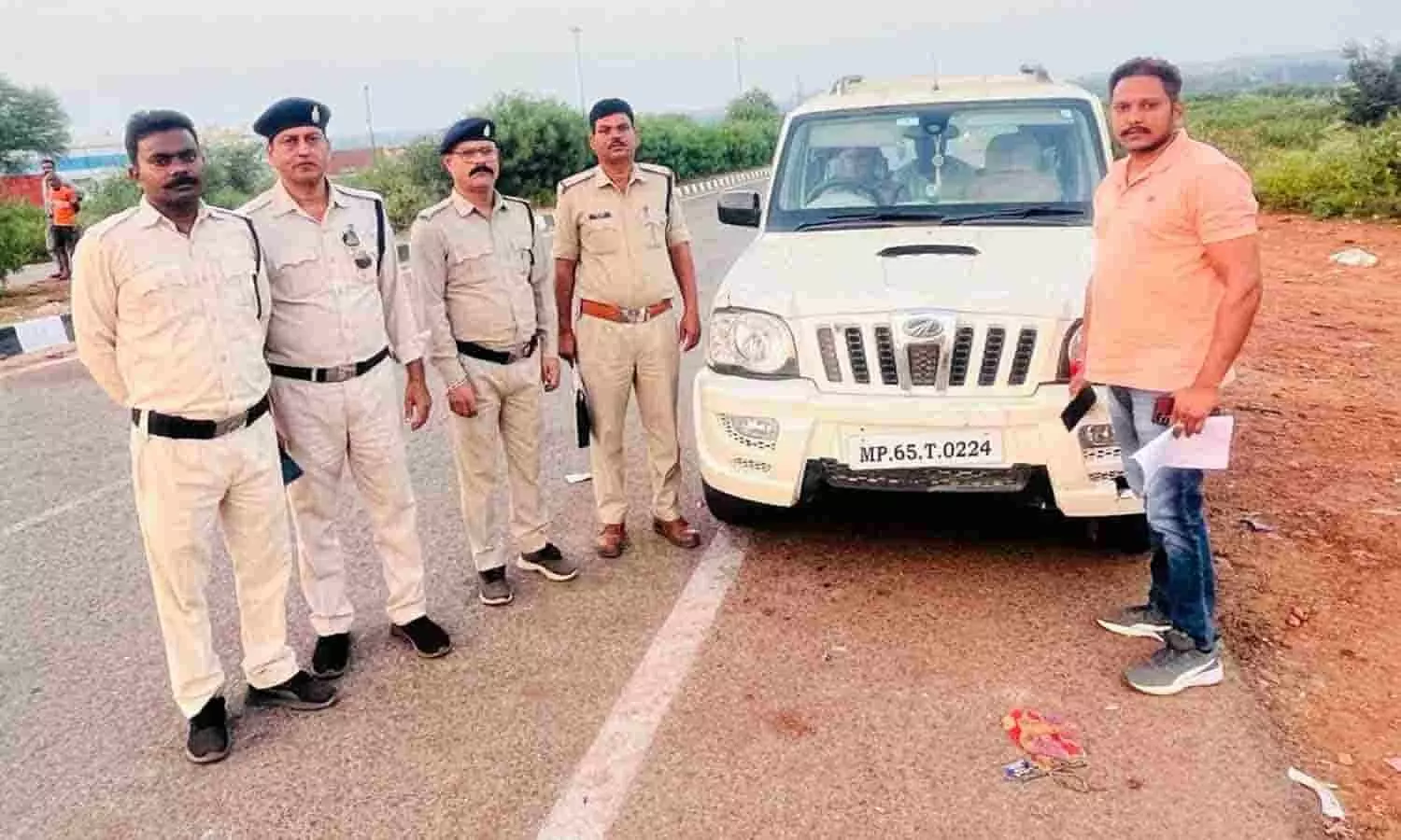 रीवा परिवहन विभाग की ताबड़तोड़ कार्रवाई, जप्त की 700 सीसी नशीली कोरेक्स एवं 281000 रुपए नगद