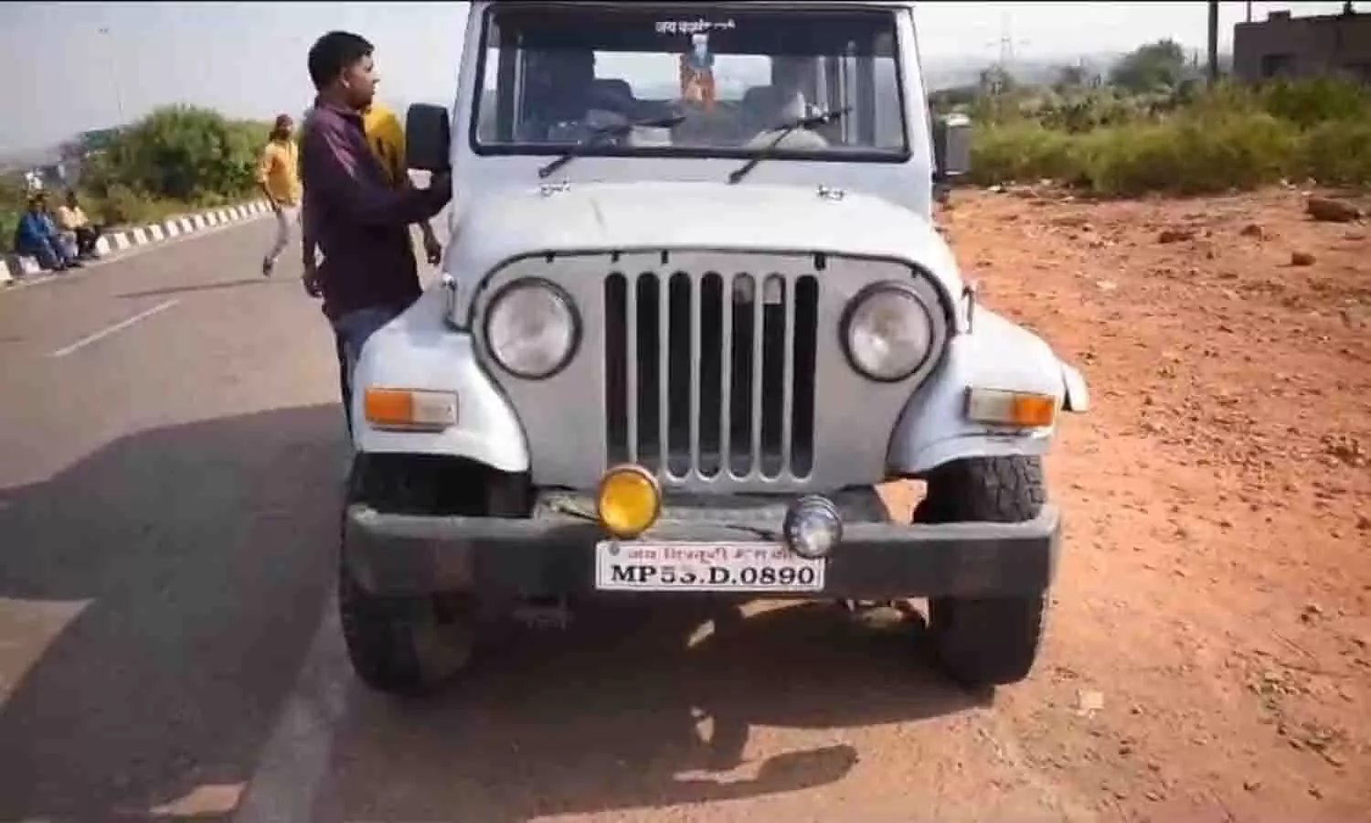 रीवा: परिवहन विभाग ने जांच में पकड़ी 350 शीशी नशीली कफ कोरेक्स सिरप, मचा हंगामा रीवा: परिवहन विभाग ने जांच में पकड़ी 350 शीशी नशीली कफ कोरेक्स सिरप, मचा हंगामा