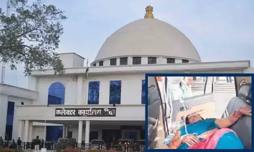 रीवा में एंबुलेंस से कलेक्ट्रेट पहुंची शिक्षिका: चोटिल शिक्षिका को अधिकारियों ने नहीं किया चुनावी ड्यूटी से मुक्त, हाथ में ड्रिप लगाकर एंबुलेंस से पहुंची