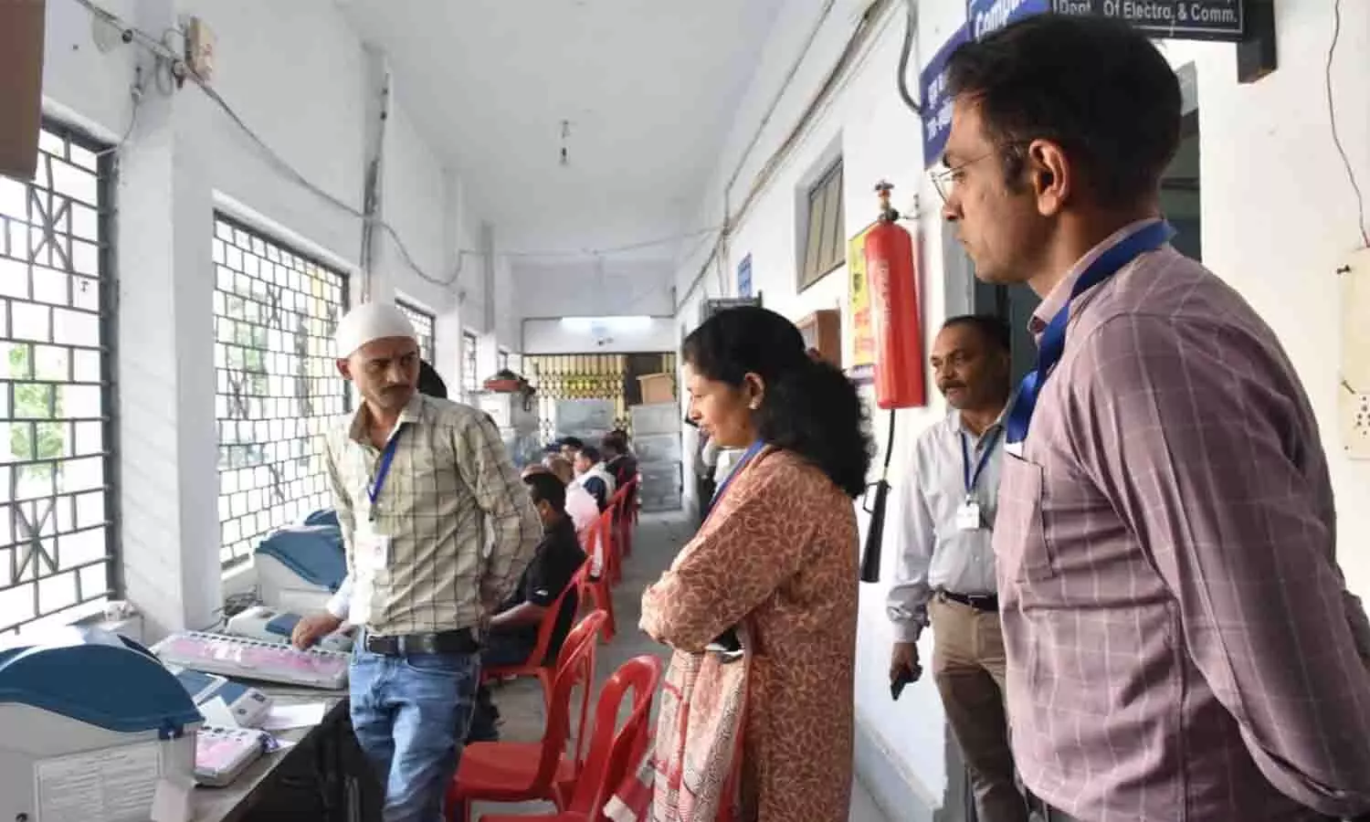 रीवा कलेक्टर ने EVM की कमीशनिंग तथा मतदान सामग्री वितरण का लिया जायजा रीवा कलेक्टर ने EVM की कमीशनिंग तथा मतदान सामग्री वितरण का लिया जायजा