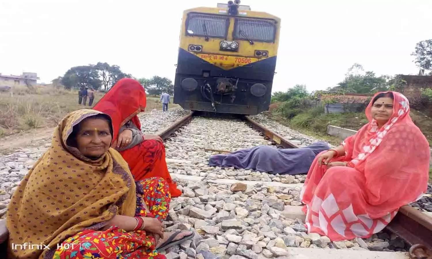 रीवा: ट्रेन पटरी मे चल रहे निर्माण कार्य को महिलाओं ने रूकवाया