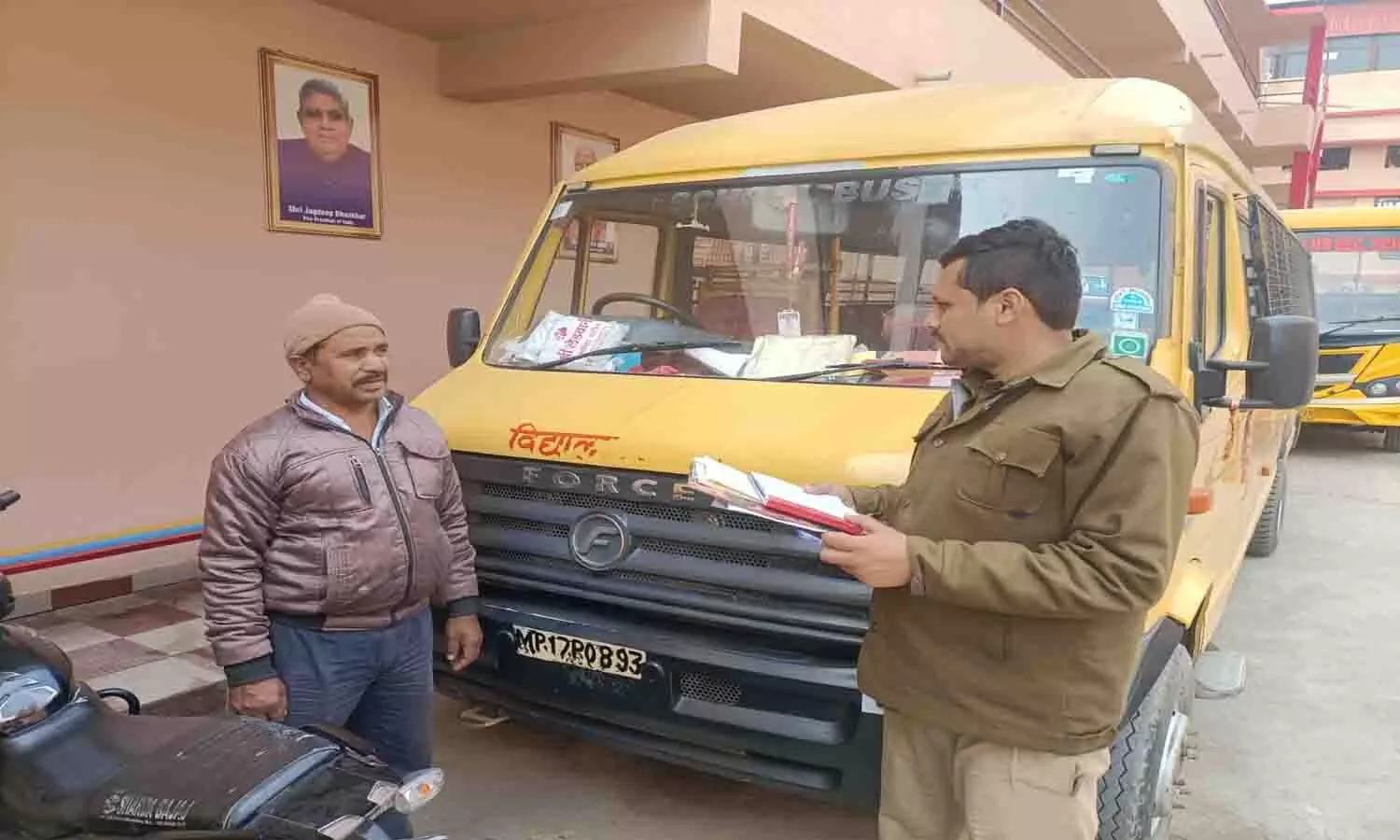 रीवा: 4 स्कूल बस बिना परमिट जप्त एवं 12 स्कूल बसों पर चालानी कार्रवाई रीवा: 4 स्कूल बस बिना परमिट जप्त एवं 12 स्कूल बसों पर चालानी कार्रवाई