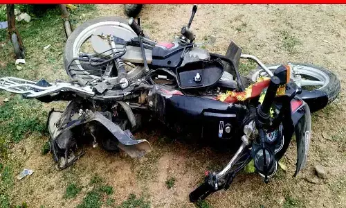 रीवा में हेलमेट ने बचाई युवक की जान: एक किमी तक मौत से लड़ता रहा, बाइक क्षतिग्रस्त