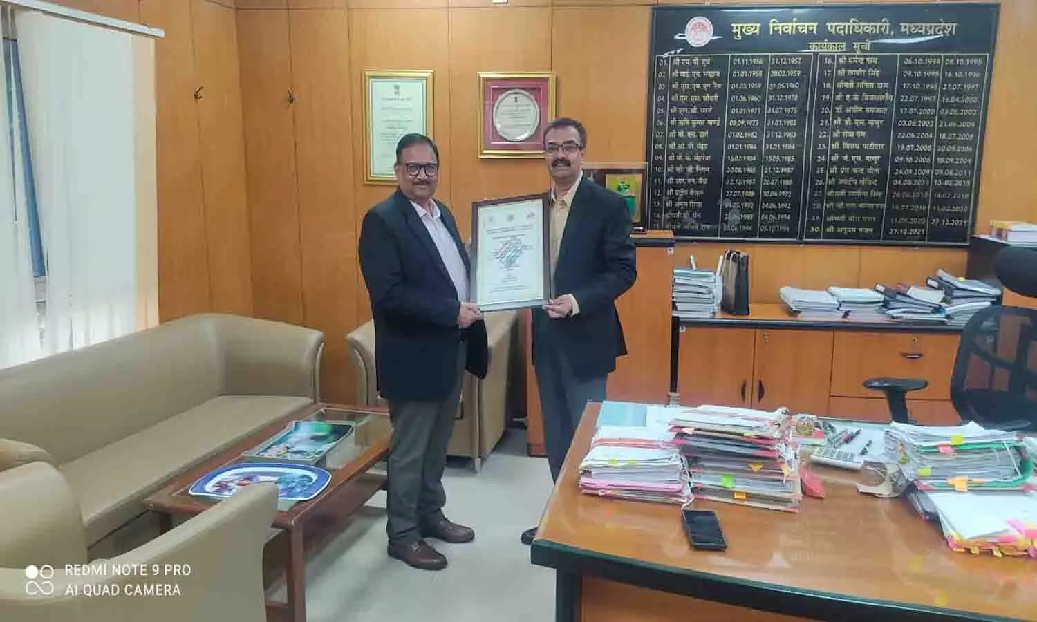 रीवा: मुख्य पोस्ट मास्टर जनरल बृजेश कुमार को सर्वोत्तम चुनावी प्रथाओं के लिए सम्मानित किया गया