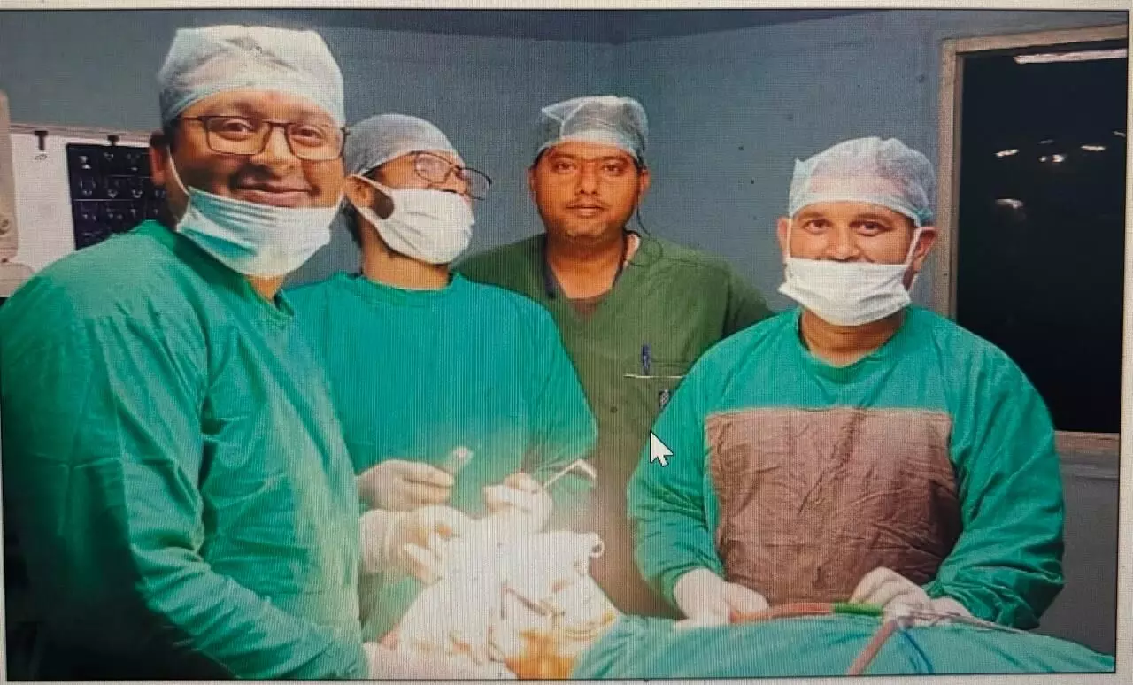 रीवा: विन्ध्या अस्पताल के डॉक्टर अभिषेक मिश्रा ने कर दिया कमाल, मरीज के जबड़े से निकाली सवा किलो की गांठ