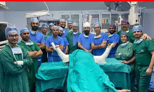 ब्रेन डेड महिला के ऑर्गन डोनेशन से 4 लोगों को मिली नई जिंदगी, पेंटर को उसके दोनों हाथ मिल गए ब्रेन डेड महिला के ऑर्गन डोनेशन से 4 लोगों को मिली नई जिंदगी, पेंटर को उसके दोनों हाथ मिल गए