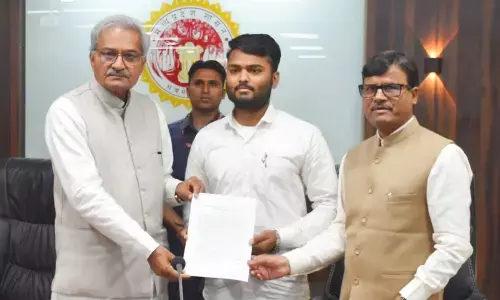 Rewa: सांसद और कमिश्नर ने नव निुयक्त पटवारियों को दिए नियुक्ति पत्र