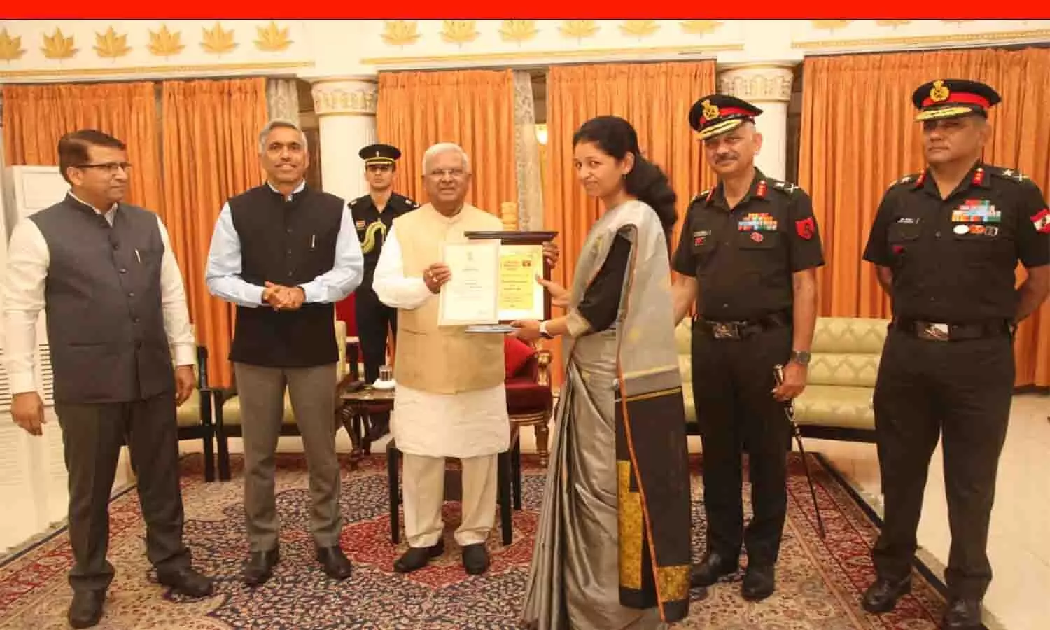 एमपी के राज्यपाल ने रीवा कलेक्टर को किया सम्मानित, सैनिक कल्याण के लिए बड़ी राशि देने वालों का हुआ सम्मान