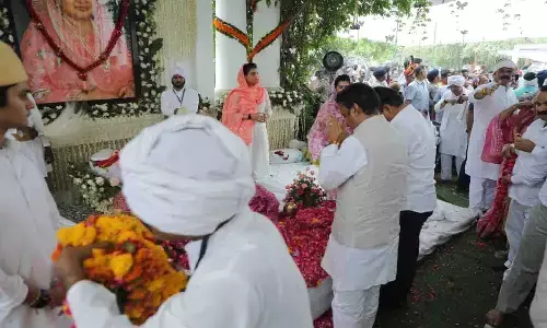 उप मुख्यमंत्री राजेंद्र शुक्ल ने राजमाता माधवी राजे सिंधिया के पार्थिव शरीर के दर्शन कर की श्रद्धांजलि अर्पित उप मुख्यमंत्री राजेंद्र शुक्ल ने राजमाता माधवी राजे सिंधिया के पार्थिव शरीर के दर्शन कर की श्रद्धांजलि अर्पित