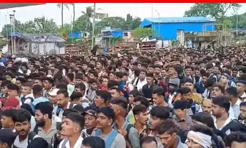 मुंबई एयरपोर्ट पर नौकरी के लिए भारी भीड़: 1800 पदों के लिए 15 हजार से ज्यादा आवेदक मुंबई एयरपोर्ट पर नौकरी के लिए भारी भीड़: 1800 पदों के लिए 15 हजार से ज्यादा आवेदक