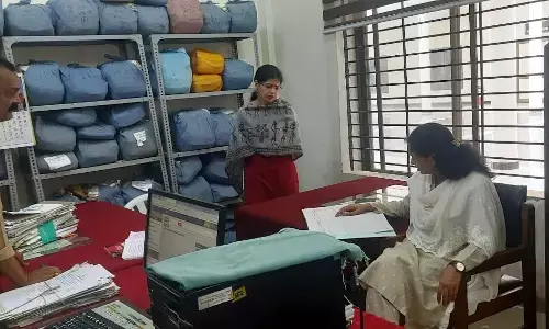 राजस्व महाअभियान में रीवा कलेक्टर ने किया नजूल कार्यालय का निरीक्षण