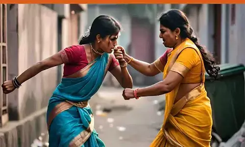 रीवा में सौतन पर जानलेवा हमला: महिला ने दूसरी पत्नी को चाकू से गोदा, चेहरा कुचला; हैवानियत का वीडियो वायरल रीवा में सौतन पर जानलेवा हमला: महिला ने दूसरी पत्नी को चाकू से गोदा, चेहरा कुचला; हैवानियत का वीडियो वायरल