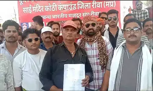 नगर निगम प्रशासन के द्वारा कोठी मंदिर के पास फूल मंडी को हटाने पर फैला आक्रोश! व्यापारियों ने दी भूख हड़ताल और आत्महत्या की चेतावनी... नगर निगम प्रशासन के द्वारा कोठी मंदिर के पास फूल मंडी को हटाने पर फैला आक्रोश! व्यापारियों ने दी भूख हड़ताल और आत्महत्या की चेतावनी...
