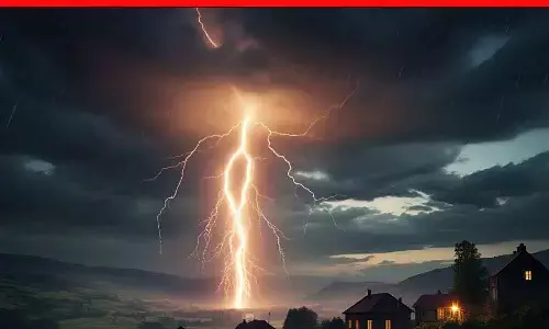 रीवा में आसमानी कहर: बिजली गिरने से एक ही परिवार के 3 लोगों की दर्दनाक मौत, 3 अन्य झुलसे