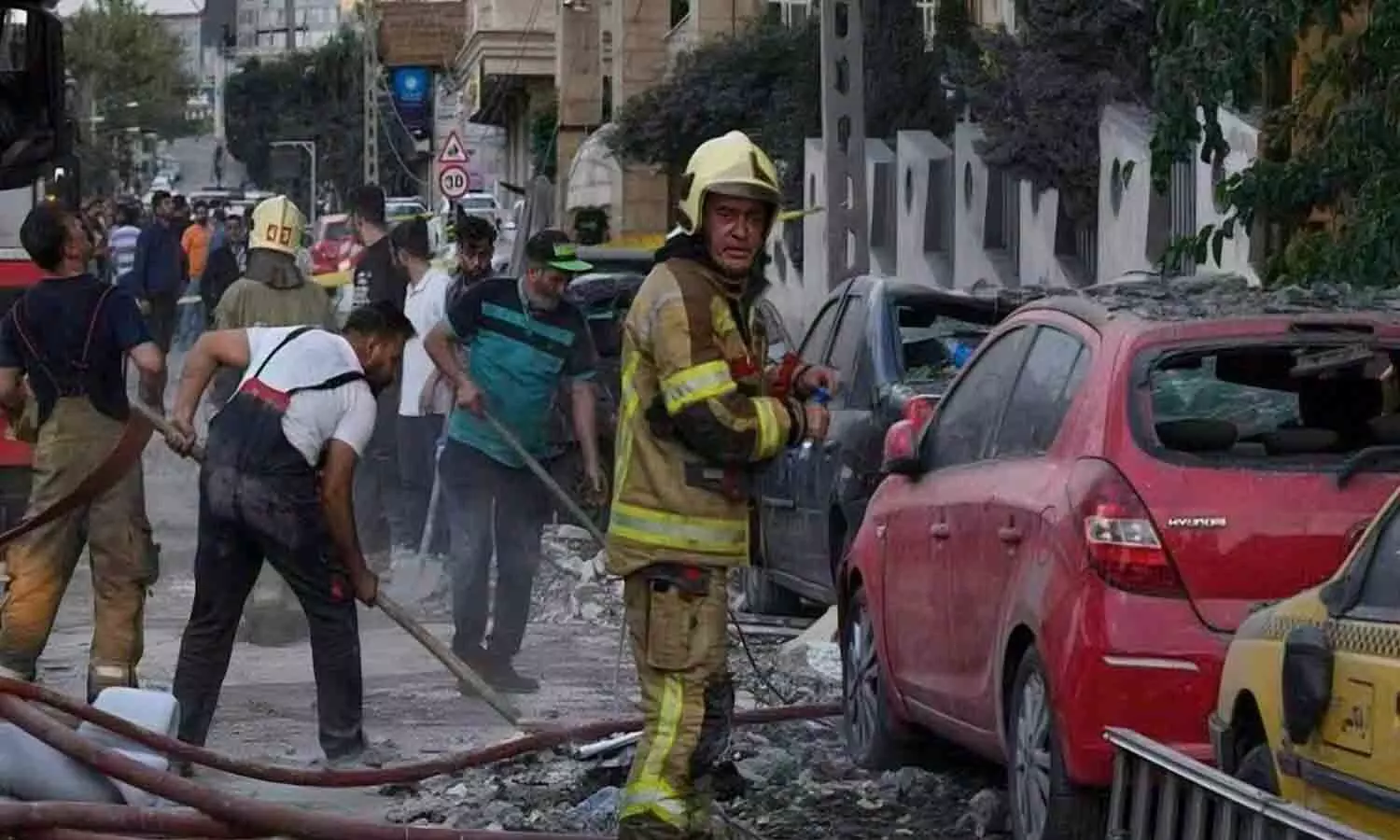 इजराइल-ईरान में सीधी जंग: इजराइल ने 200 फाइटर जेट से ईरान के परमाणु ठिकानों पर किया हमला, ईरान ने 100 ड्रोन भेजे, इजराइल ने सभी को हवा में मार गिराया इजराइल-ईरान में सीधी जंग: इजराइल ने 200 फाइटर जेट से ईरान के परमाणु ठिकानों पर किया हमला, ईरान ने 100 ड्रोन भेजे, इजराइल ने सभी को हवा में मार गिराया