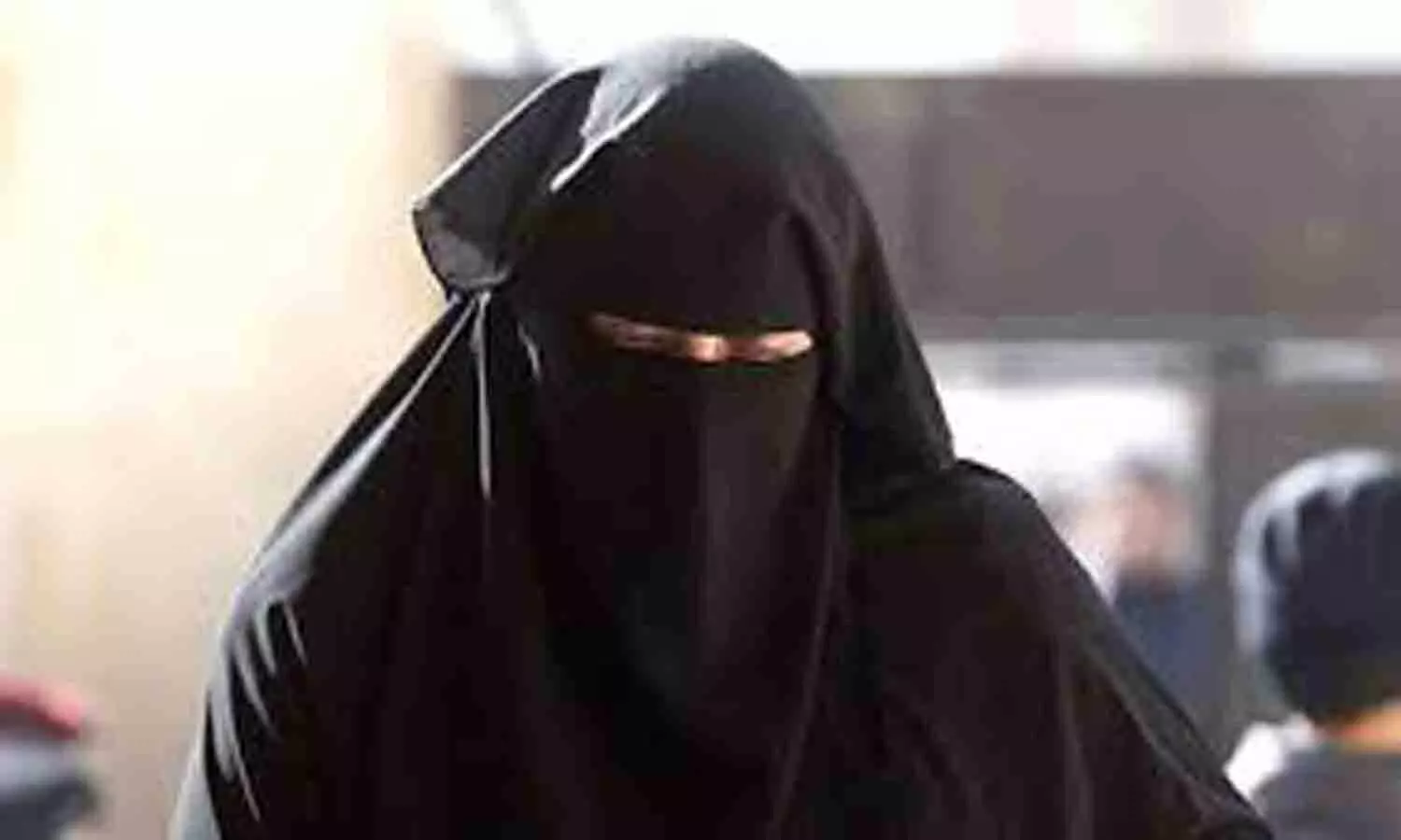 युवक ने प्रेमिका को 5वीं मंजिल से फेंका, बुर्का पहनकर आया था आरोपी