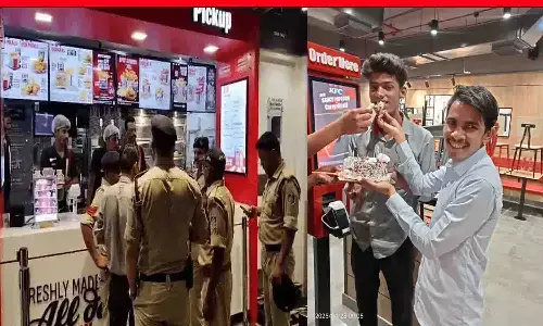 रीवा में KFC मैनेजर का संदिग्ध हालत में मिला शव: महिला मैनेजर के साथ रहता था, आत्महत्या या कुछ और? पुलिस जांच में जुटी रीवा में KFC मैनेजर का संदिग्ध हालत में मिला शव: महिला मैनेजर के साथ रहता था, आत्महत्या या कुछ और? पुलिस जांच में जुटी