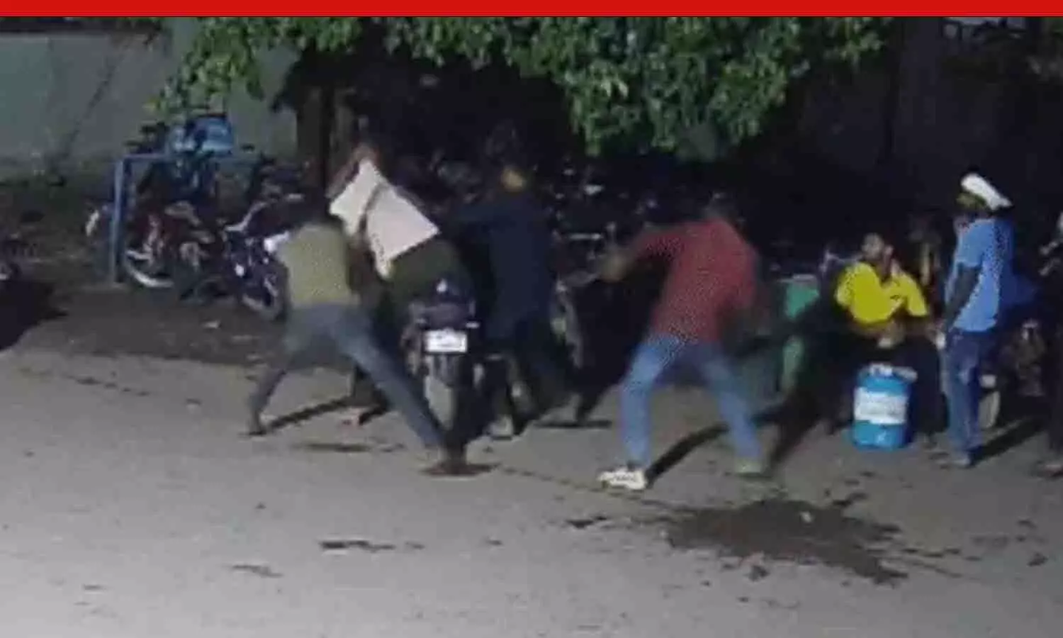 रीवा अस्पताल में गुंडागर्दी: मरीज के अटेंडर ने वार्ड बॉय को पीटा, वीडियो वायरल