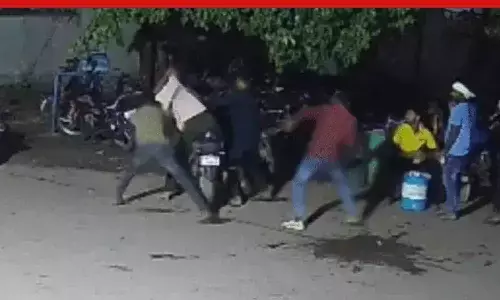 रीवा अस्पताल में गुंडागर्दी: मरीज के अटेंडर ने वार्ड बॉय को पीटा, वीडियो वायरल