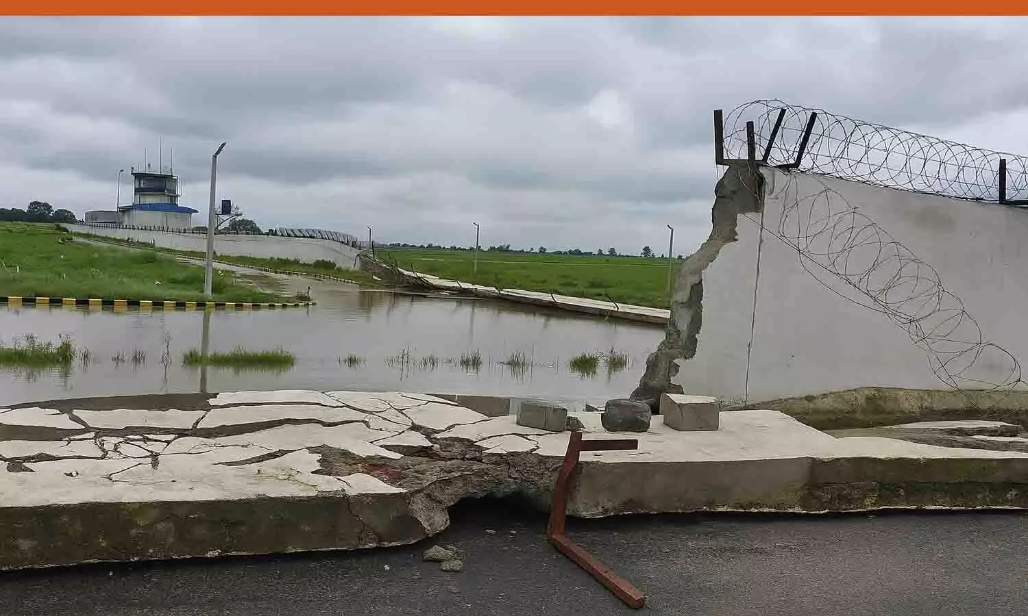 भारी बारिश में रीवा एयरपोर्ट की दीवार गिरी भारी बारिश में रीवा एयरपोर्ट की दीवार गिरी