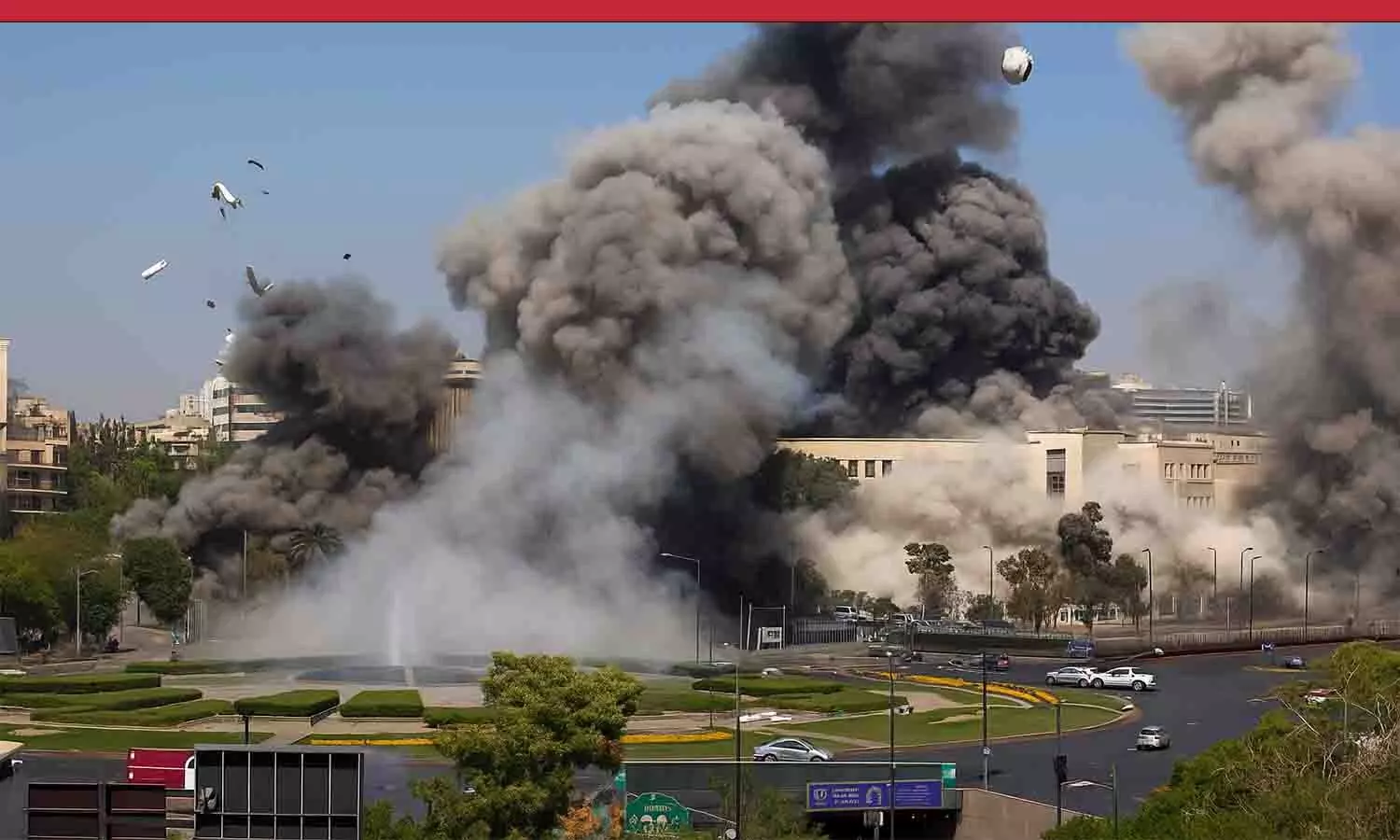 सीरिया की राजधानी दमिश्क में एक इजरायली हवाई हमले के बाद आसमान में उठता हुआ धुंआ.