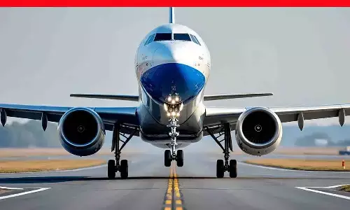 रात में मुंबई एयरपोर्ट पर खड़ा इंडिगो का एक विमान, जिसकी इमरजेंसी लैंडिंग हुई है.