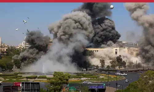 सीरिया की राजधानी दमिश्क में एक इजरायली हवाई हमले के बाद आसमान में उठता हुआ धुंआ.