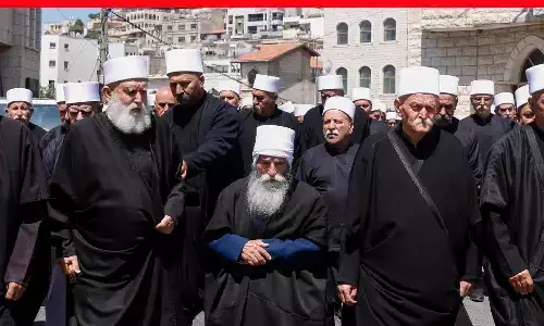 मध्य पूर्व के ड्रूज समुदाय के सदस्य पारंपरिक परिधानों में दिख रहे हैं, जो उनकी संस्कृति और पहचान को दर्शाते हैं.