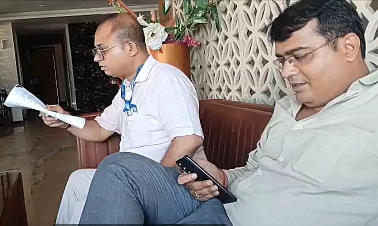 रीवा में तहसीलदार यातिश शुक्ला और फूड इंस्पेक्टर अमरीश दुबे का फिल्मी स्टाइल वीडियो वायरल, ग्रुप में कर रहा ट्रेंड