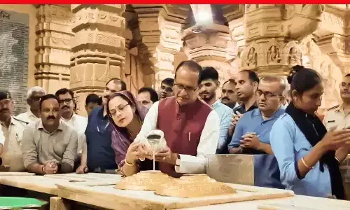 केंद्रीय मंत्री शिवराज सिंह जल्दबाजी में पत्नी को पीछे छोड़ते हुए