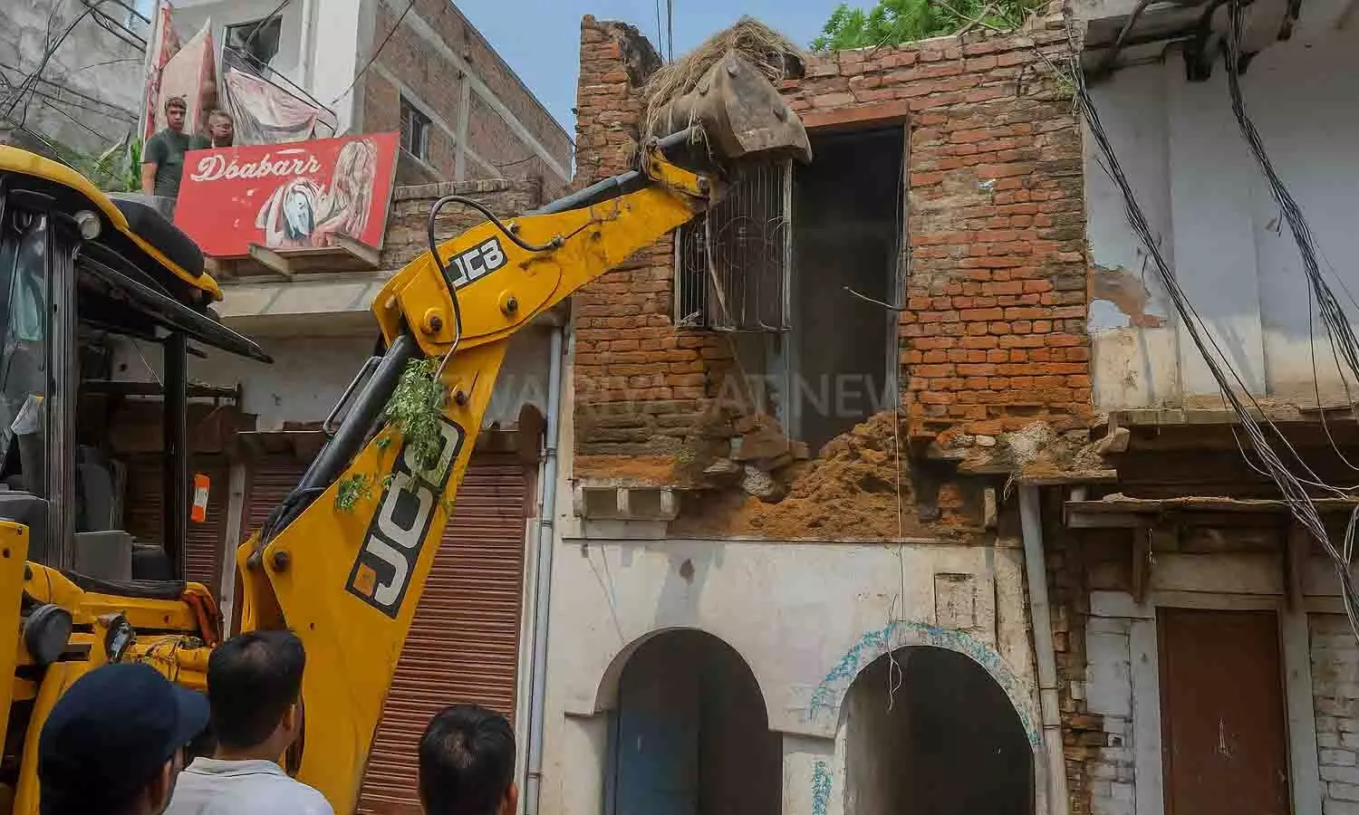 ध्वस्त किया गया मकान काफी पुराना था और जर्जर हालात में था.