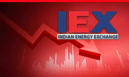 शेयर मार्केट में गिरते हुए शेयरों को दर्शाता ग्राफ, जिसके साथ बिजली का प्रतीक चिन्ह है, जो IEX के शेयरों पर पावर कपलिंग के प्रभाव को दर्शाता है.