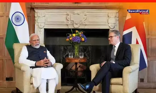 भारत और यूनाइटेड किंगडम के राष्ट्रीय झंडे एक-दूसरे के बगल में फहरा रहे हैं, जो उनके बीच संपन्न हुए फ्री ट्रेड एग्रीमेंट का प्रतीक है.