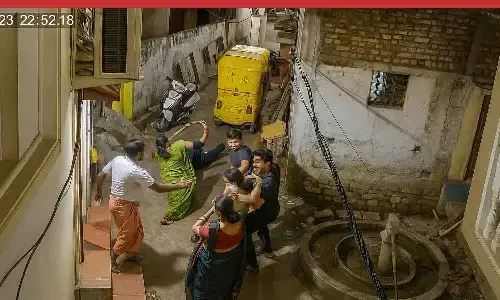 वीडियो में मारपीट की पूरी घटना साफ तौर पर कैद हुई है.