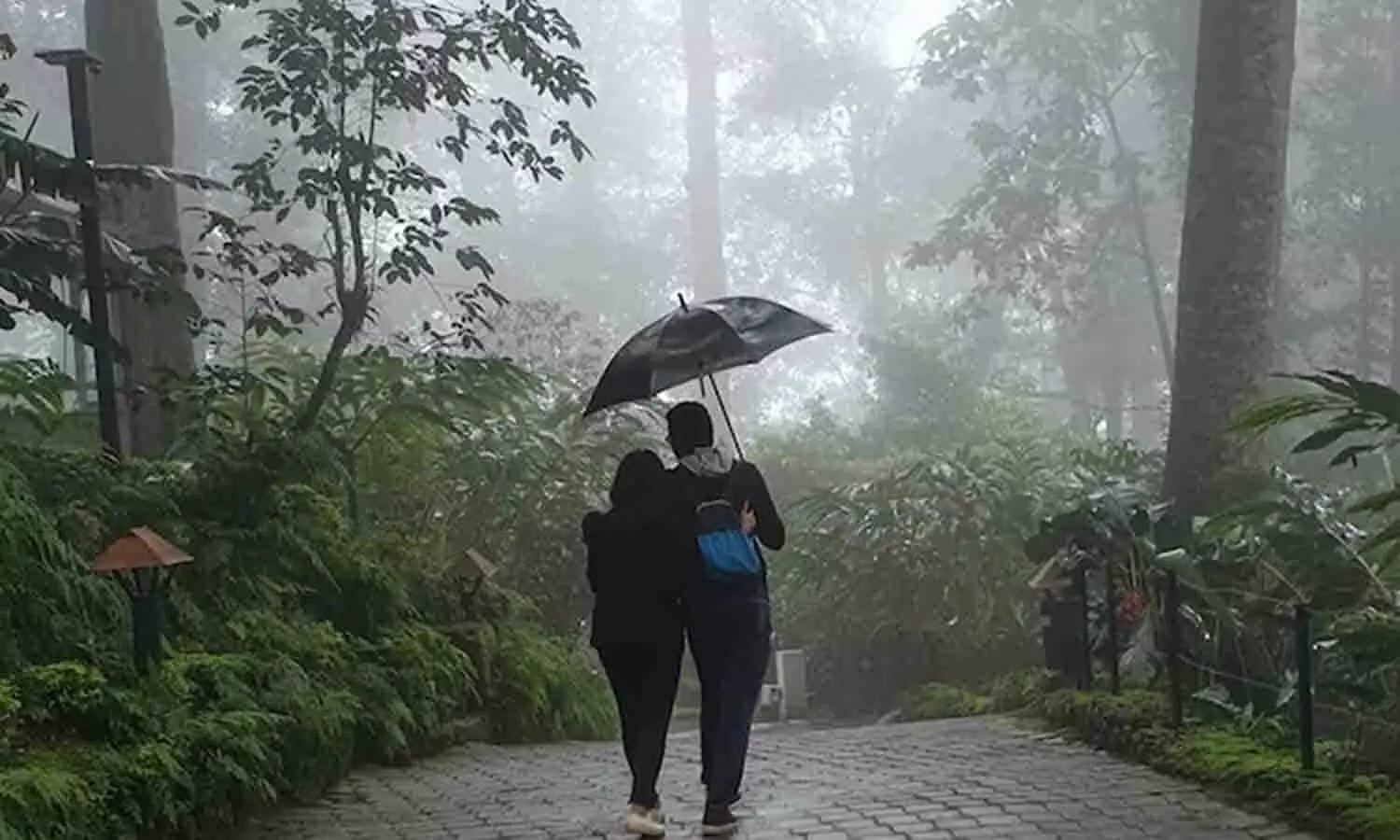 बारिश में कहां जाएं डेट पर | Rainy Season Romantic Date Ideas