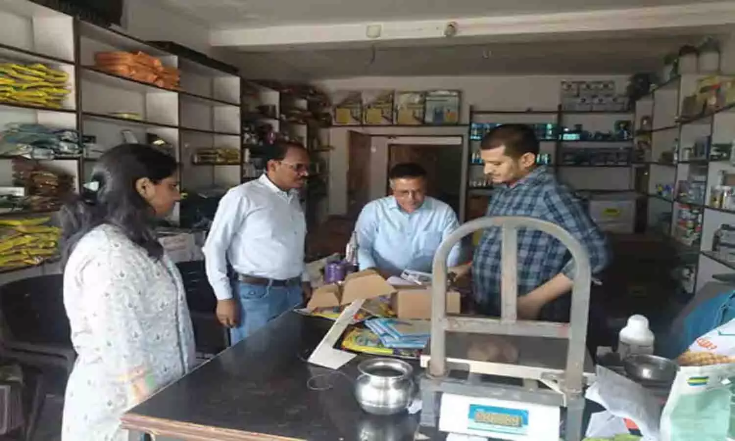 रीवा में खाद-बीज दुकानों पर ताबड़तोड़ छापे: कई जगह संदिग्ध खाद जब्त, एक दुकानदार भागा; अनियमितताओं पर सख्त कार्रवाई शुरू
