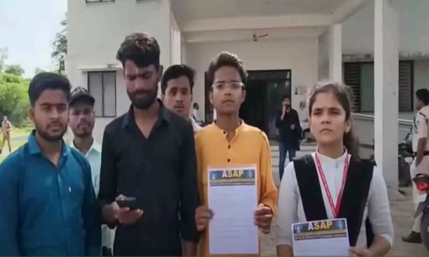 रीवा: टीआरएस कॉलेज की छात्राओं पर आपत्तिजनक गाना, गायक सुधीर पांडे के खिलाफ शिकायत दर्ज, पुलिस जांच में जुटी