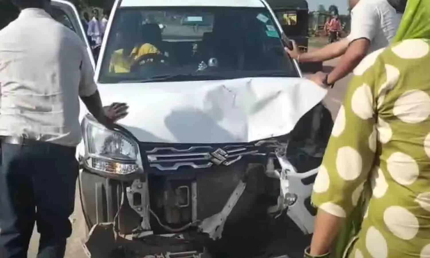 रीवा: सिरमौर मार्ग पर भीषण सड़क हादसा, कार-बाइक की टक्कर में युवक गंभीर रूप से घायल