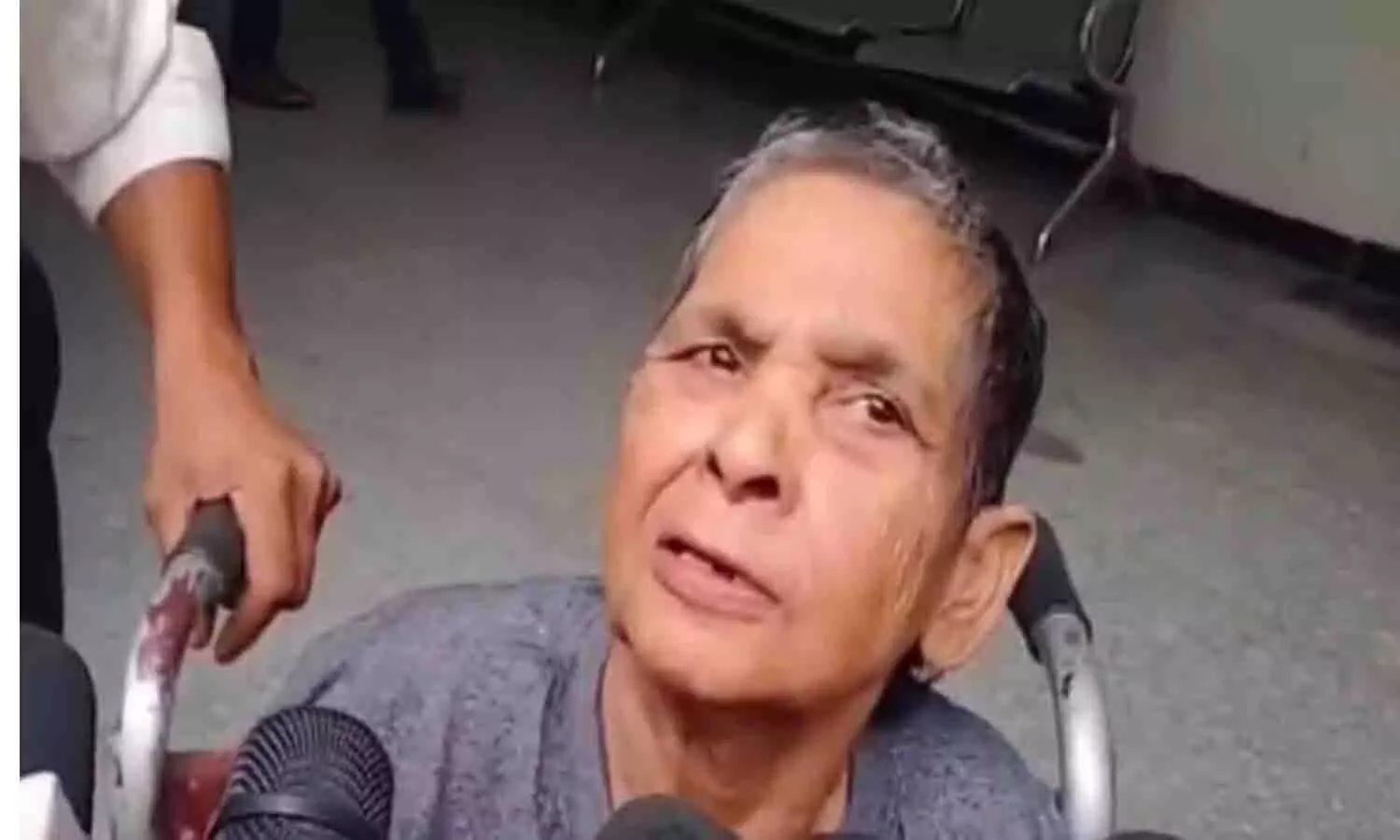 रीवा में कागजों में मृत माँ को गोद में लेकर कलेक्टर जनसुनवाई पहुंचा बेटा: पेंशन और खाद्यान्न के लिए दर-दर भटक रहा परिवार रीवा में कागजों में मृत माँ को गोद में लेकर कलेक्टर जनसुनवाई पहुंचा बेटा: पेंशन और खाद्यान्न के लिए दर-दर भटक रहा परिवार