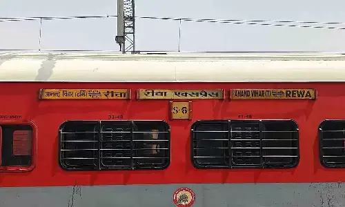 16 करोड़ खर्च के बाद भी रीवा-आनंद विहार ट्रेन नहीं रुकी, कैमा स्टेशन पर शेड टूटने लगे, उद्घाटन से पहले ही निर्माण कार्य पर उठे सवाल