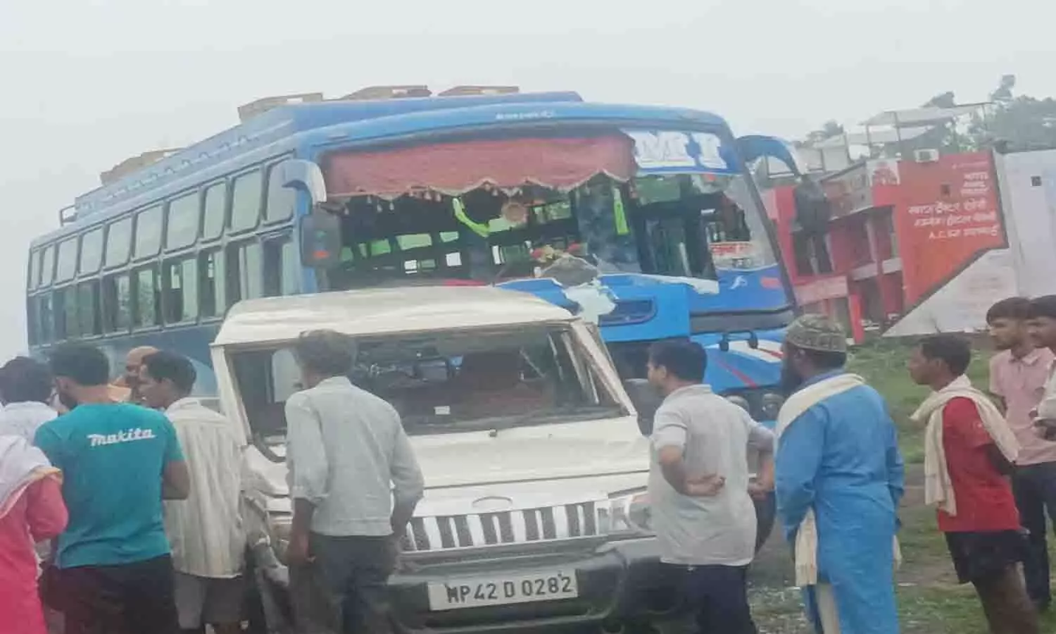 मऊगंज हाईवे पर भीषण हादसा: स्कूली बच्चों से भरी बोलेरो को बस ने रौंदा, कई घायल