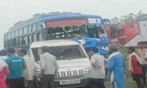 मऊगंज हाईवे पर भीषण हादसा: स्कूली बच्चों से भरी बोलेरो को बस ने रौंदा, कई घायल