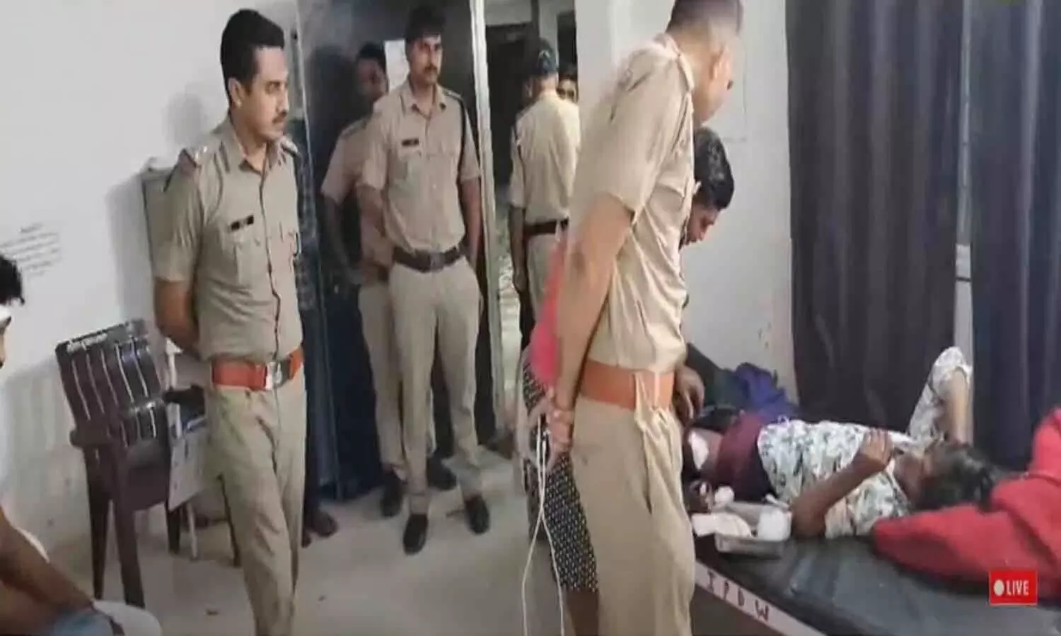 रीवा: ऑटो चालक पर एक दर्जन लोगों का हमला, चाकुओं से गोदा; लड़की से बात करने का था विवाद रीवा: ऑटो चालक पर एक दर्जन लोगों का हमला, चाकुओं से गोदा; लड़की से बात करने का था विवाद