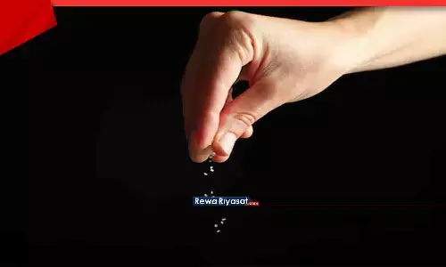 वायरल होने के लिए कुछ भी: रीवा में किशोरी ने जहर बताकर नमक खाने का लाइव वीडियो स्ट्रीम किया, पुलिस के हाथ-पैर फूले वायरल होने के लिए कुछ भी: रीवा में किशोरी ने जहर बताकर नमक खाने का लाइव वीडियो स्ट्रीम किया, पुलिस के हाथ-पैर फूले