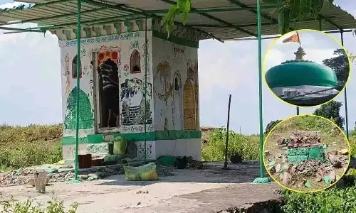 रीवा में प्राचीन दरगाह पर तोड़फोड़ और भगवा झंडा, Police तैनात