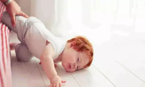 बच्चा पलंग से गिर गया तो क्या करें? डॉक्टर के जरूरी Parenting Tips